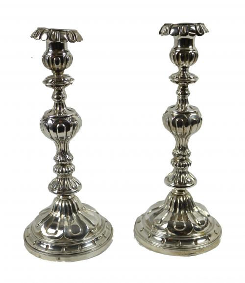 PAREJA DE CANDELEROS EN PLATA FLES. S.XIX