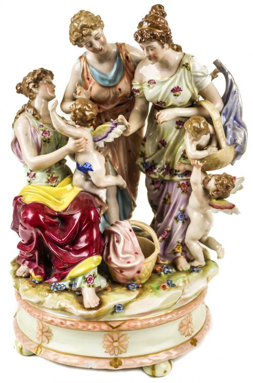 GRUPO EN PORCELANA NAPOLITANA