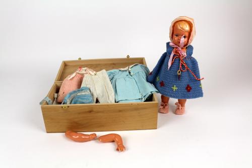 LOTE VARIADO DE MUÑECAS, VESTIDOS Y BAUL