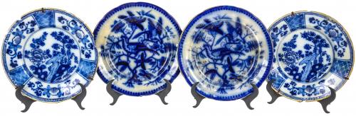 LOTE DE CUATRO PLATOS EN PORCELANA ESMALTADA S.XIX