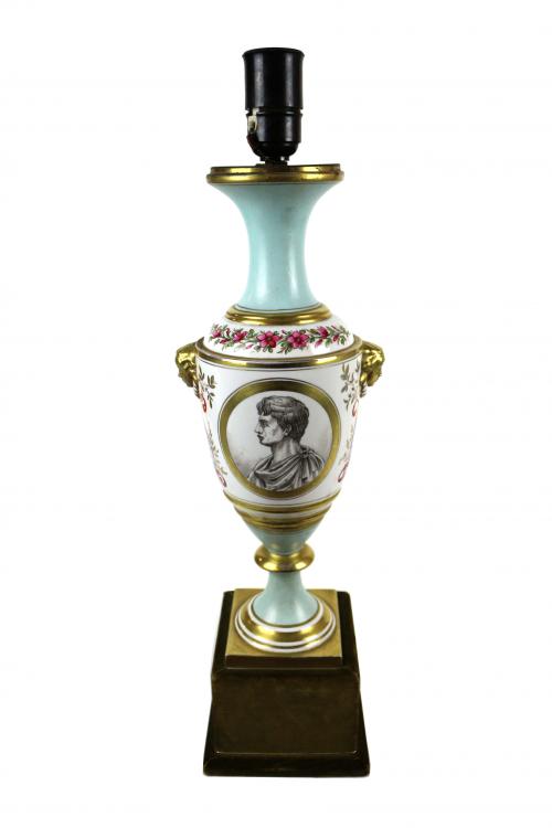LÁMPARA DE SOBREMESA DE PORCELANA
