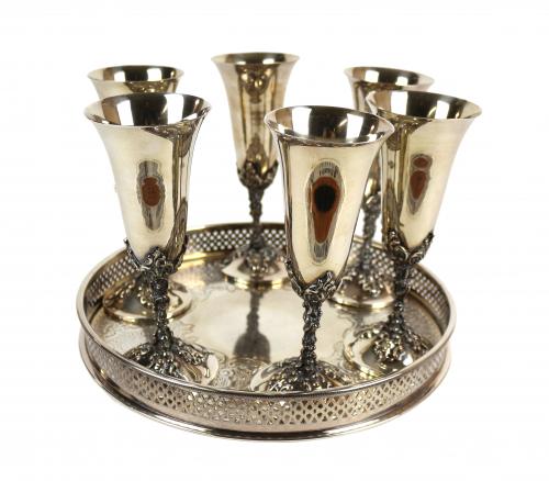 CONJUNTO DE SEIS COPAS Y BANDEJA EN METAL PLATEADO