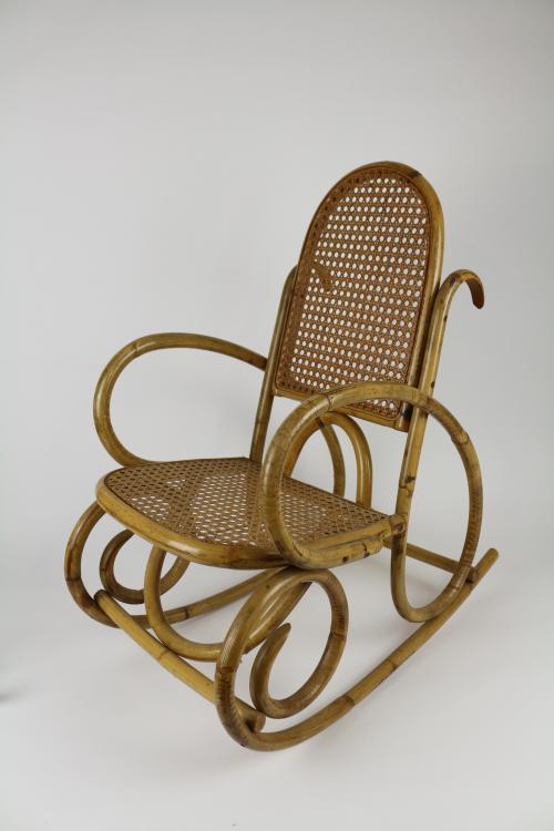 PEQUEÑA MECEDORA.