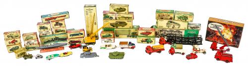 LOTE VARIADO DE COCHES Y CAMIONES DE JUGUETE