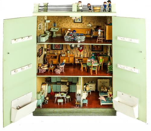 CASITA DE MUÑECAS CON COMPLEMENTOS AÑOS 50