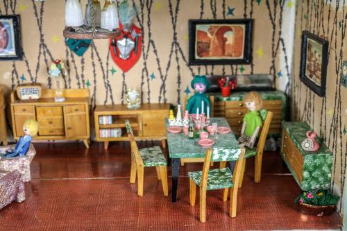 CASITA DE MUÑECAS CON COMPLEMENTOS AÑOS 50