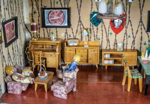 CASITA DE MUÑECAS CON COMPLEMENTOS AÑOS 50