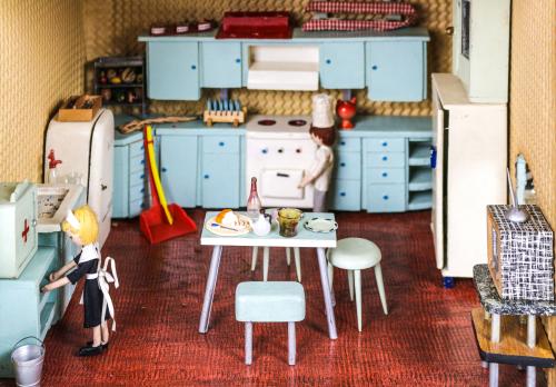 CASITA DE MUÑECAS CON COMPLEMENTOS AÑOS 50