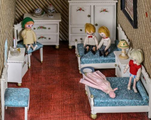 CASITA DE MUÑECAS CON COMPLEMENTOS AÑOS 50