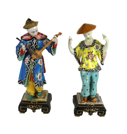 PAREJA DE FIGURAS EN PORCELANA DEL SEGUNDO TERCIO DEL S.XX