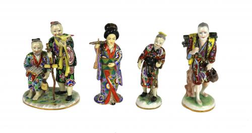 CONJUNTO DE 4 FIGURAS EN PORCELANA