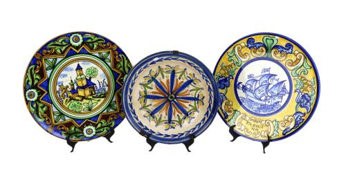 LOTE DE TRES PLATOS POLICROMADOS