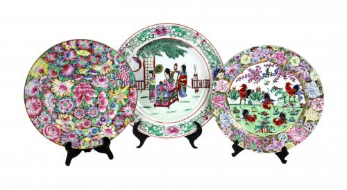 TRES PLATOS DE PORCELANA ORIENTAL