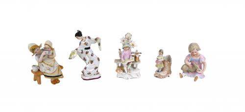LOTE VARIADO DE CINCO FIGURAS