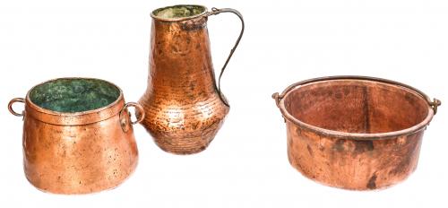 LOTE DE CUATRO OBJETOS DE COBRE RÚSTICOS