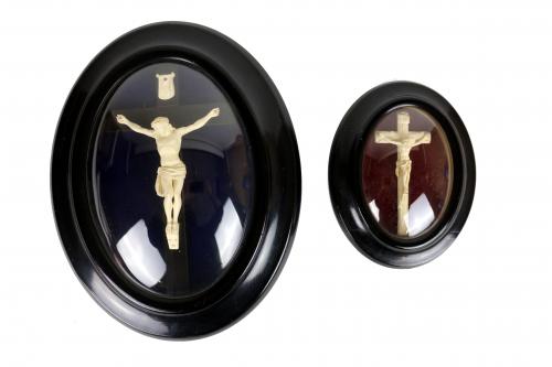DOS CRUCIFIJOS ENMARCADOS DE FINALES DLE S.XIX