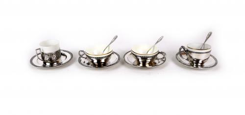 CUATRO TAZAS CON PLATO Y TRES CUCHARAS