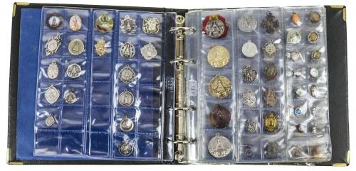 ALBUM CON MEDALLAS Y COLGANTES DE LA VIRGEN DE MONTSERRAT