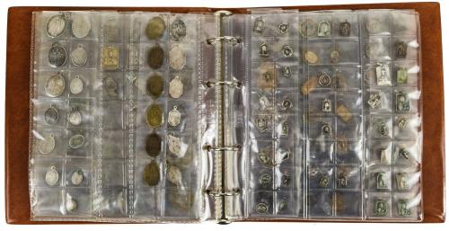 ALBUM CON MEDALLAS Y COLGANTES DE LA VIRGEN DE MONTSERRAT