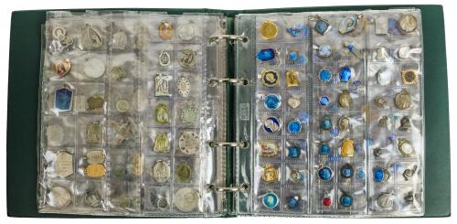 ALBUM CON MEDALLAS Y COLGANTES DE LA VIRGEN DE LOURDES