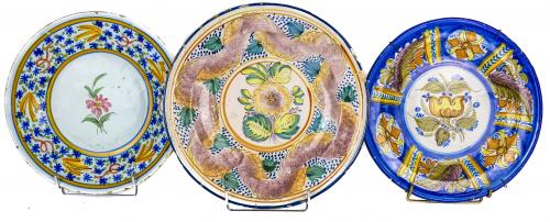 TRES PLATOS DE CERÁMICA VALENCIANA DE MANISES