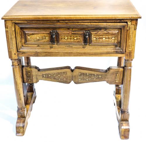 MESA DE ARRIMO EN MADERA DE NOGAL Y TARACEA DEL "PINYONET"