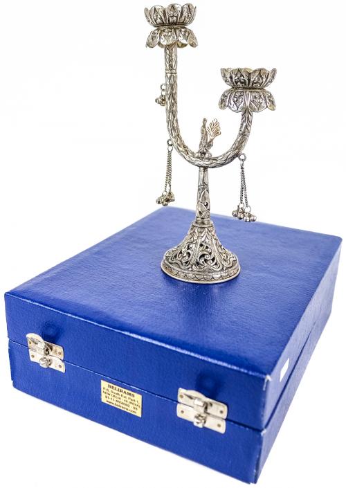 CANDELABRO INDIO EN METAL PLATEADO