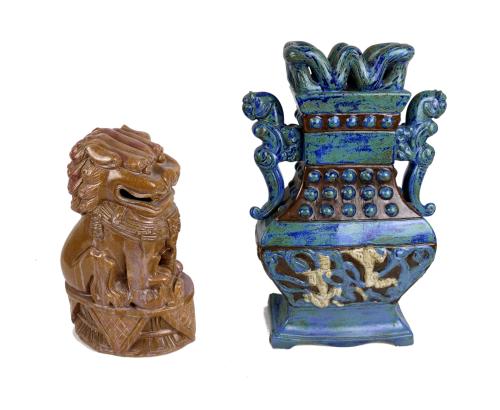 LOTE DE JARRÓN Y FURIA DE PORCELANA DE ESTILO ORIENTAL