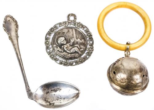 MEDALLA, SONAJERO Y CUCHARITA DE BEBÉ EN PLATA