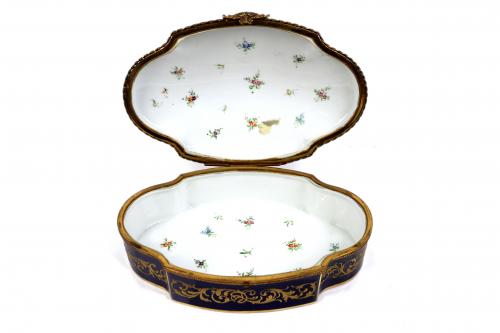 CAJA EN PORCELANA DE SÈVRES PRIMERA MITAD DEL S.XX