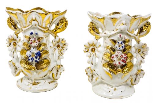 PAREJA DE JARRONES ISABELINOS DE PORCELANA