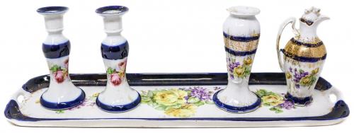 LOTE DE BANDEJA Y CANDELEROS DE PORCELANA