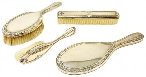 CUATRO PIEZAS DE TOCADOR DE PLATA
