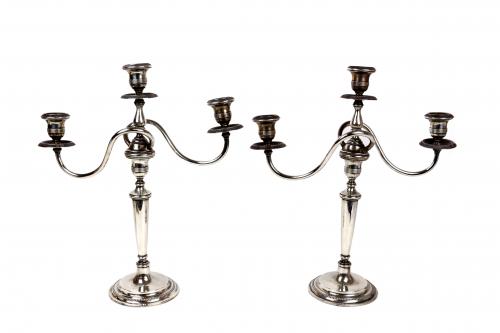 PAREJA DE CANDELABROS DE PLATA