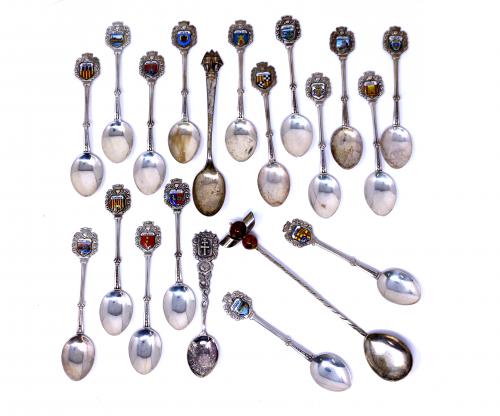 COLECCIÓN DE 20 CUCHARITAS DE VIAJES