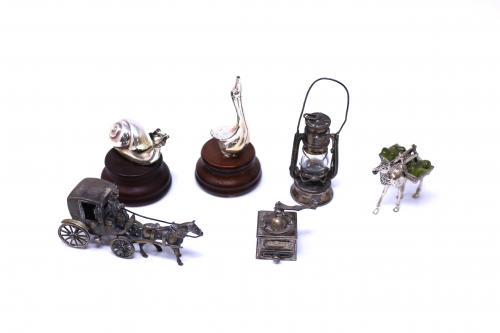 LOTE DE SEIS FIGURITAS DE PLATA Y METAL.