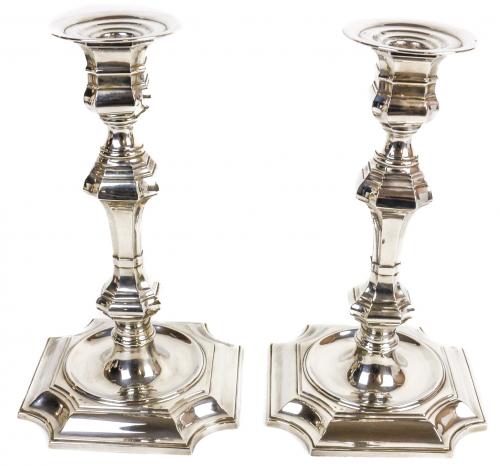 PAREJA DE CANDELEROS EN PLATA DEL TERCER CUARTO DEL S.XX