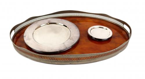 BANDEJA Y CONJUNTO DE PLATOS EN METAL