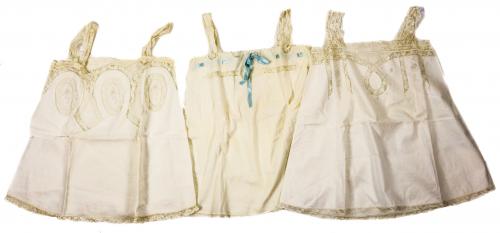 TRES PIEZAS DE ROPA INTERIOR DE PPS. DEL S.XX