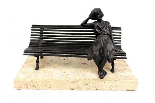 "JOVEN SENTADA EN UN BANCO" FIGURA EN BRONCE