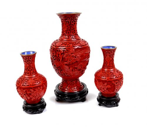 TRES JARRONES EN LACA CHINA DE LA SEGUNDA MITAD DEL S.XX