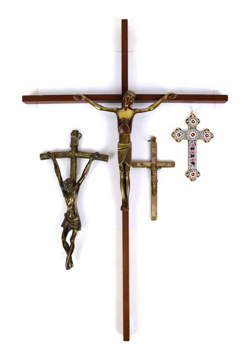 LOTE DE CUATRO CRUCIFIJOS