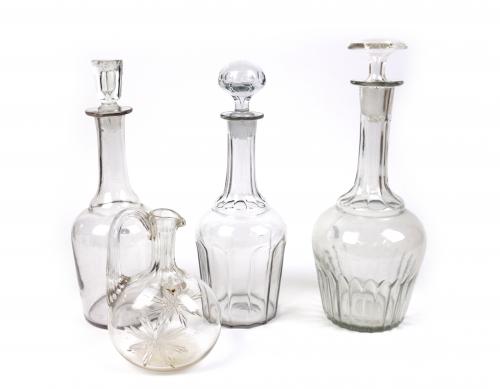 TRES BOTELLAS Y JARRITA EN VIDRIO DEL PRIMER TERCIO DEL S.XX