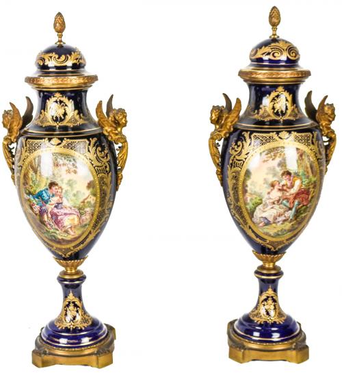 PAREJA DE JARRONES DE LA MANUFACTURA SÈVRES