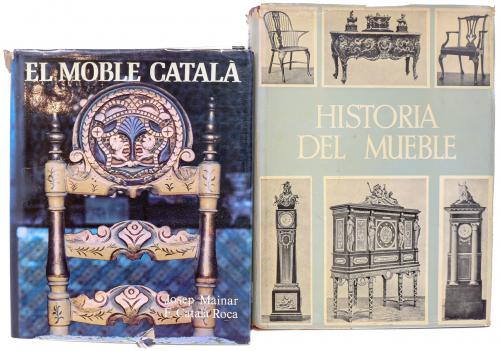 DOS LIBROS SOBRE EL MUEBLE