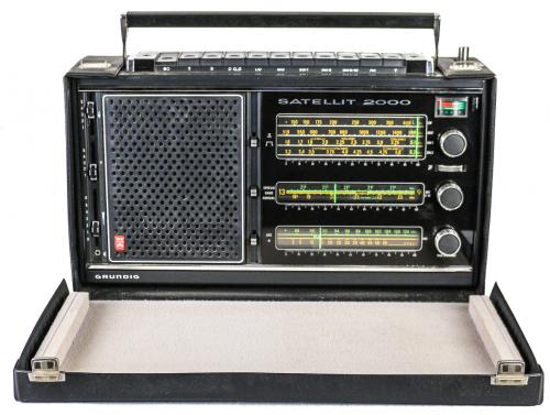 RADIO "GRUNDIG" MODELO "SATELLIT 2000"