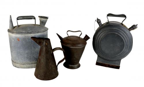 TRES BOTIJOS Y JARRA DE HOJALATA DEL PRIMER CUARTO DEL S.XX