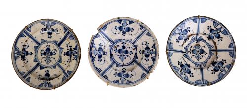 TRES PLATOS EN CERÁMICA CATALANA CIRCA 1800