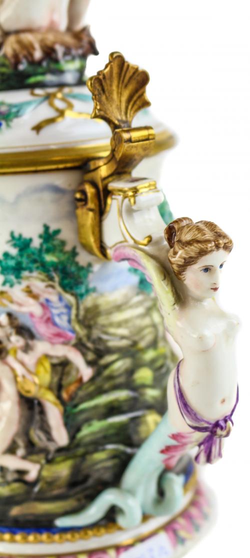 JARRA CON TAPA EN PORCELANA CAPODIMONTE