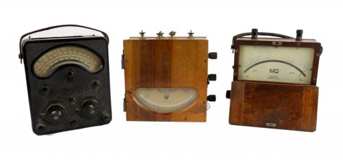 TRES MEDIDORES DE CORRIENTE ELÉCTRICA